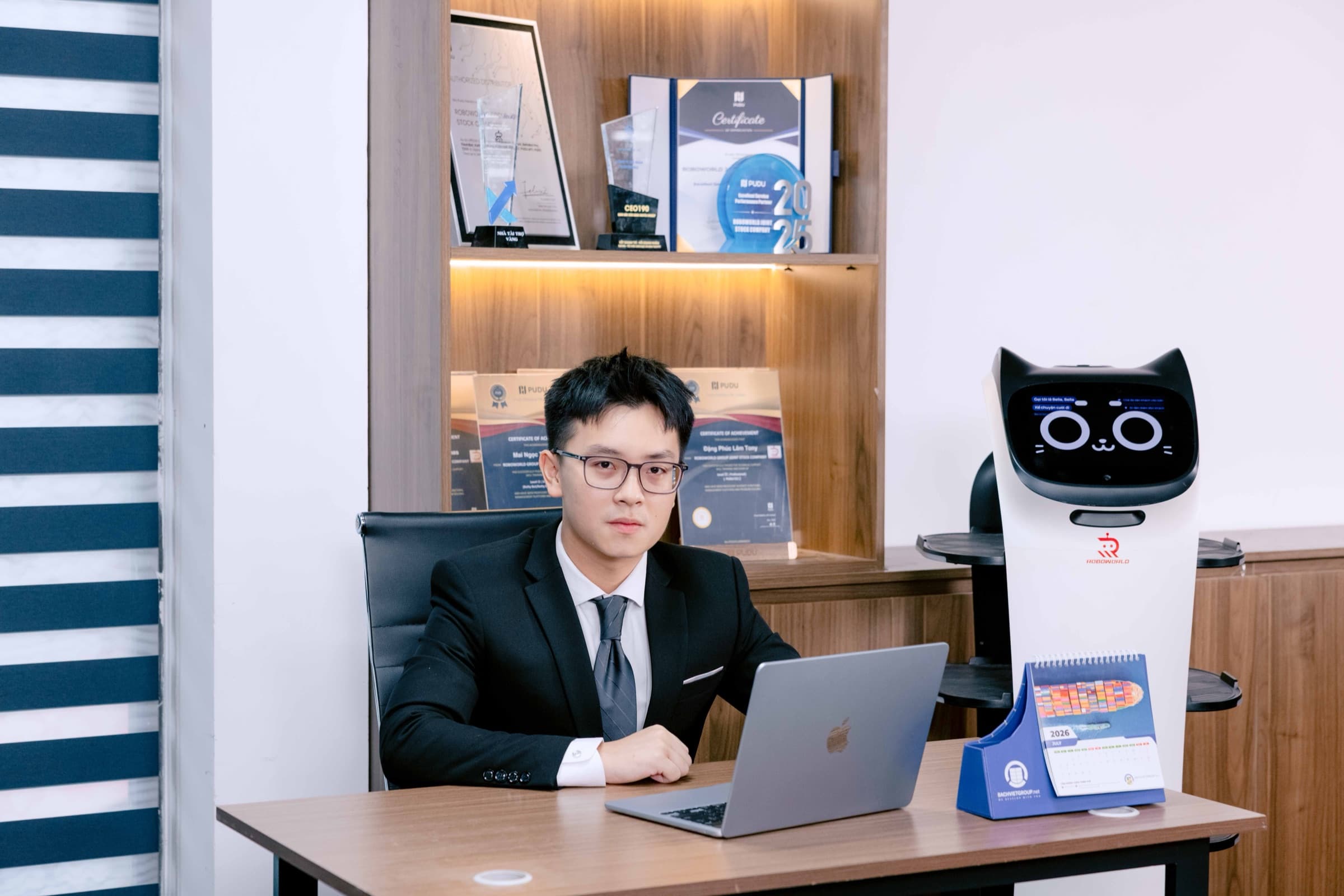 Chu Huy Hoàng làm việc cùng robot BellaBot tại văn phòng Roboworld